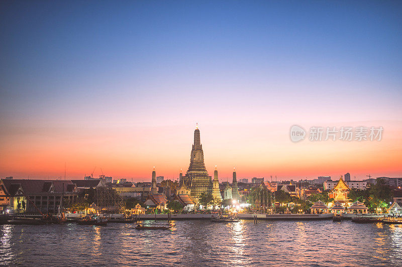 日落在曼谷最著名的标志性地标Wat Arun寺在曼谷和泰国chaopraya